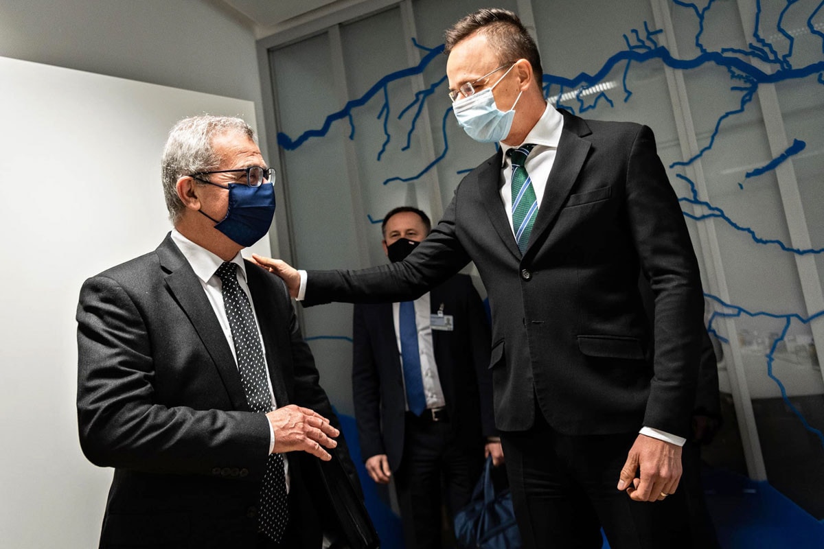 Egymást bünteti Peking és Brüsszel