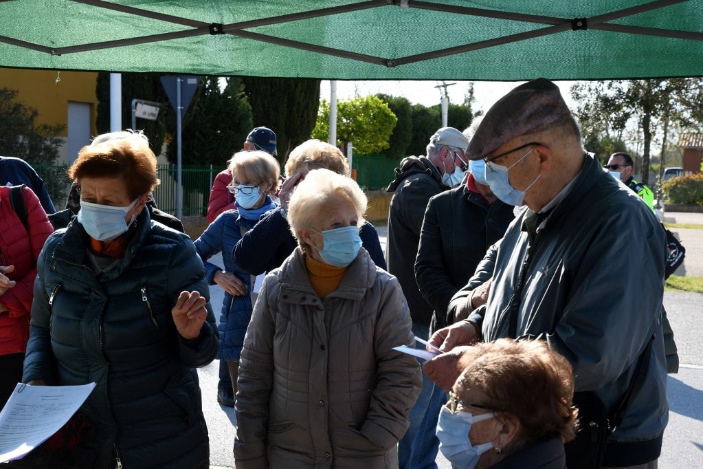 Vakcinahiány miatt több olasz tartományban is akadozik az oltás