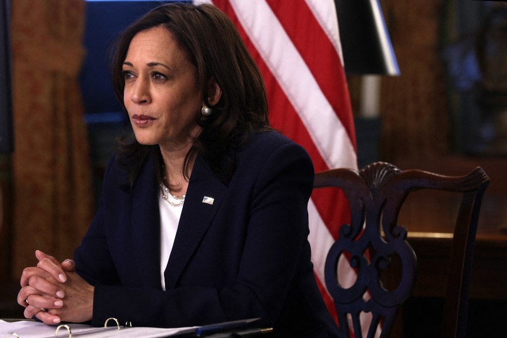 Képviselők Kamala Harris eltávolítását követelik