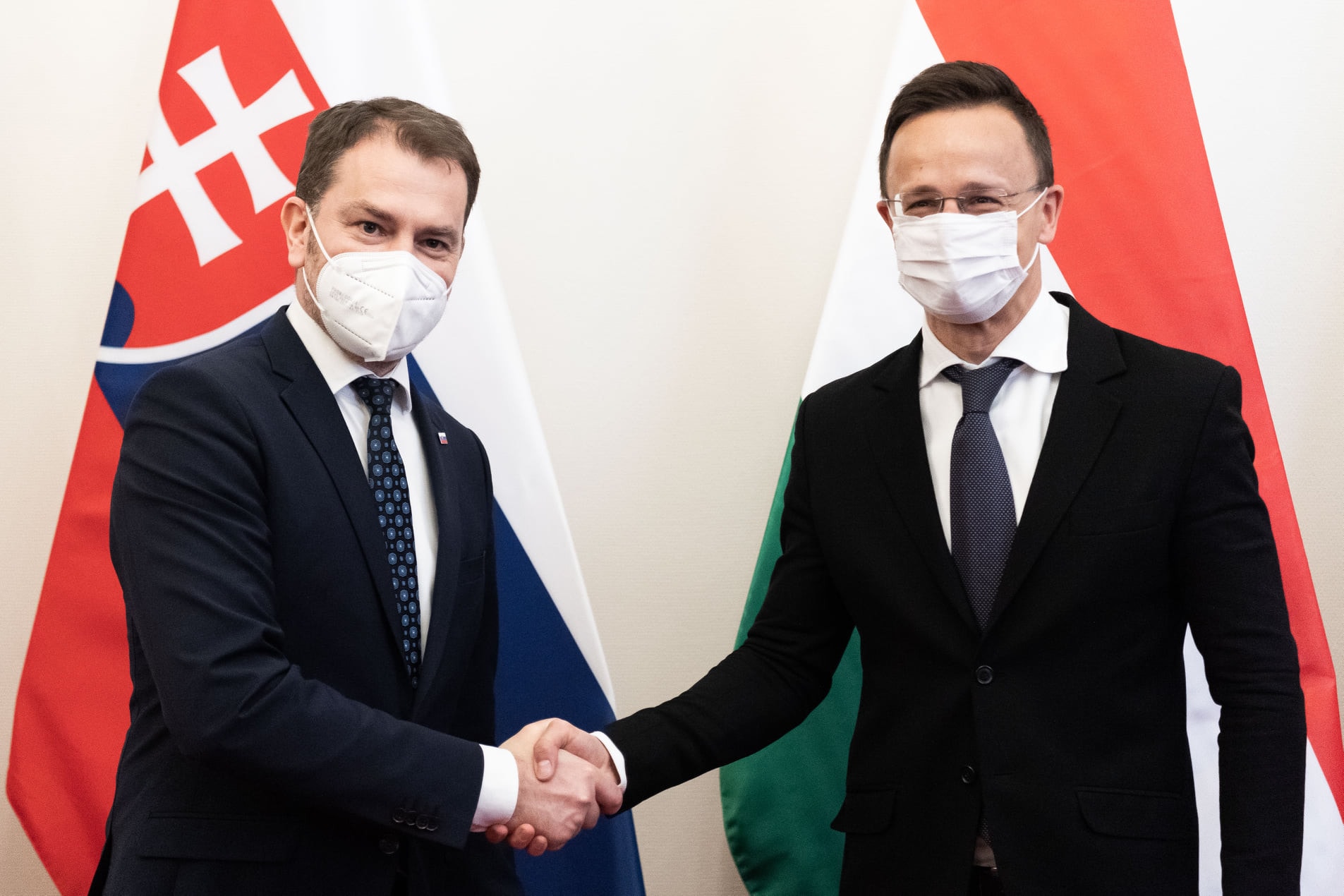 Magyarország segít Szlovákiának az orosz oltóanyag bevizsgálásában