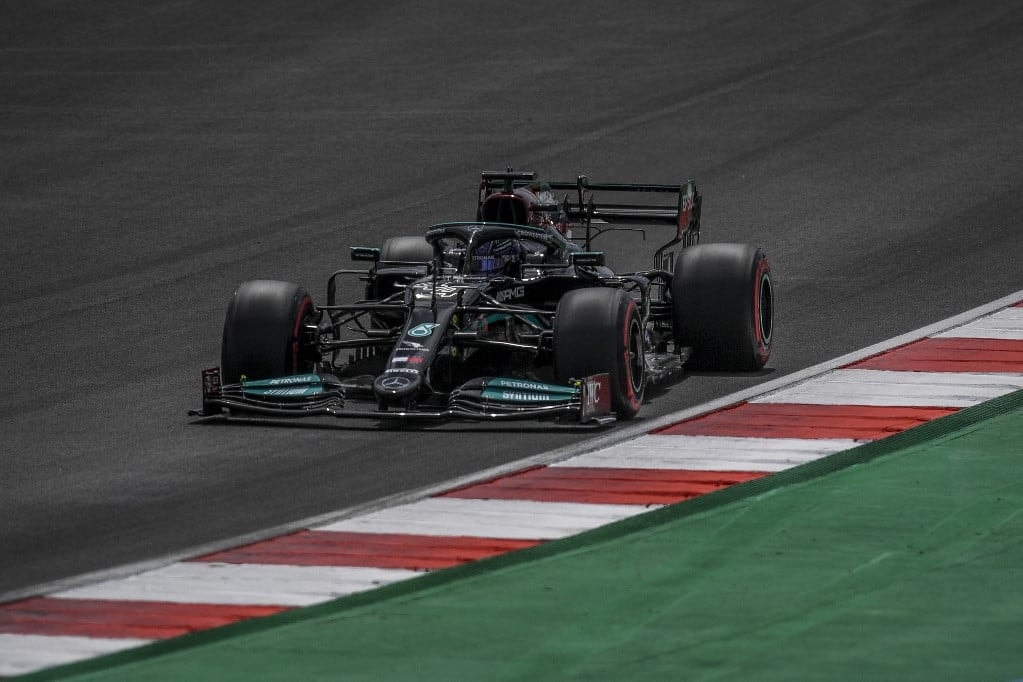 Bottasé a pole pozíció, Hamilton második