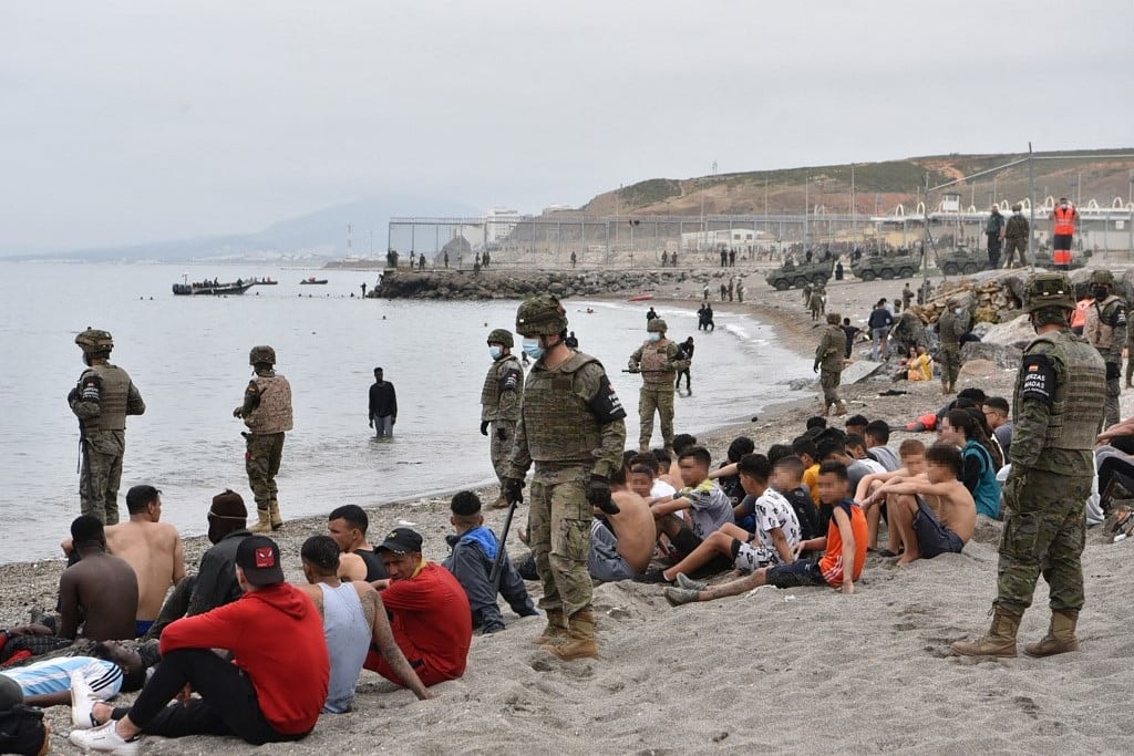 Több mint hatezer migráns jutott be illegálisan Ceutába egy nap alatt
