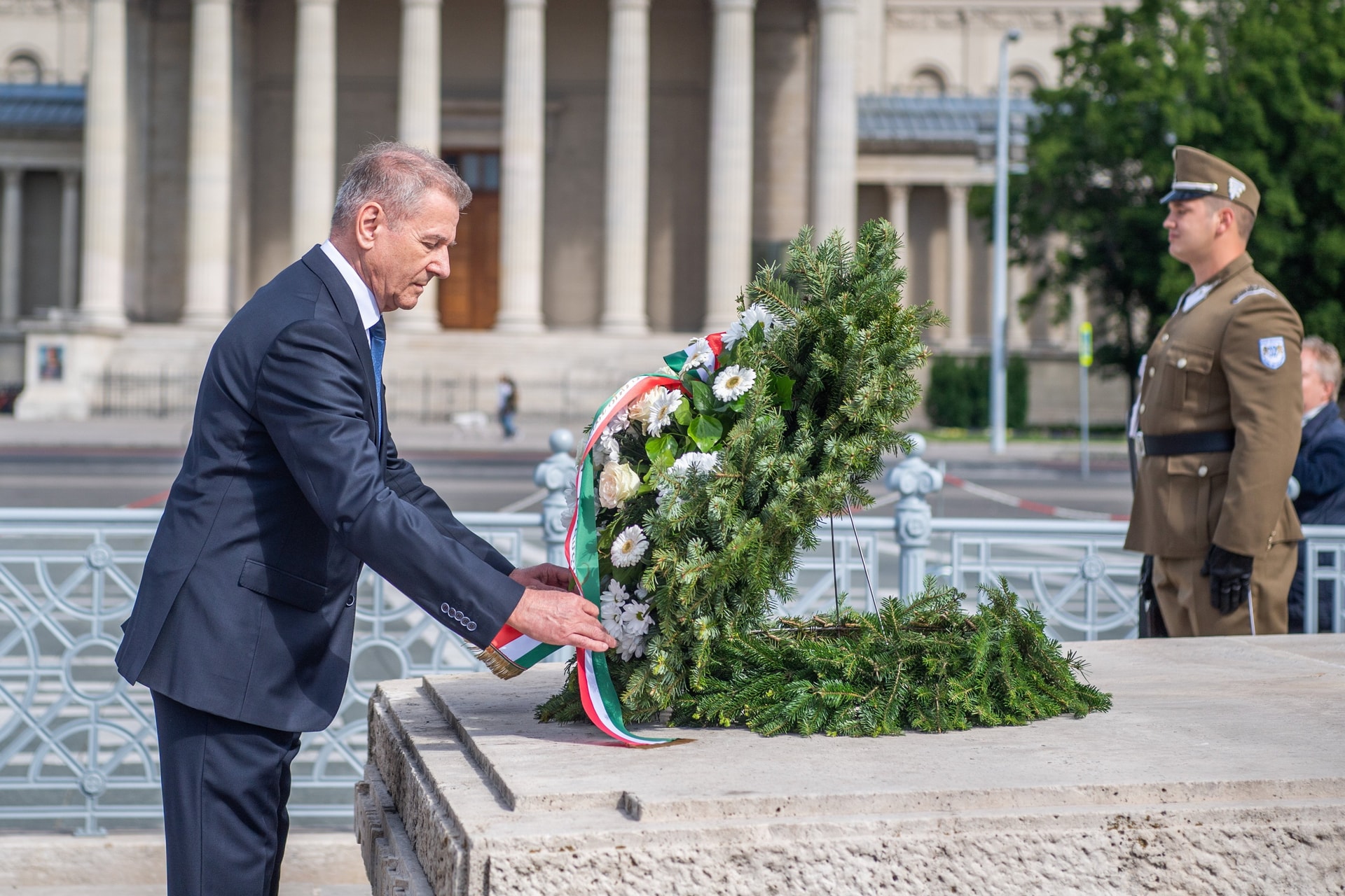 Benkő Tibor megkoszorúzta a Magyar Hősök Emlékkövét
