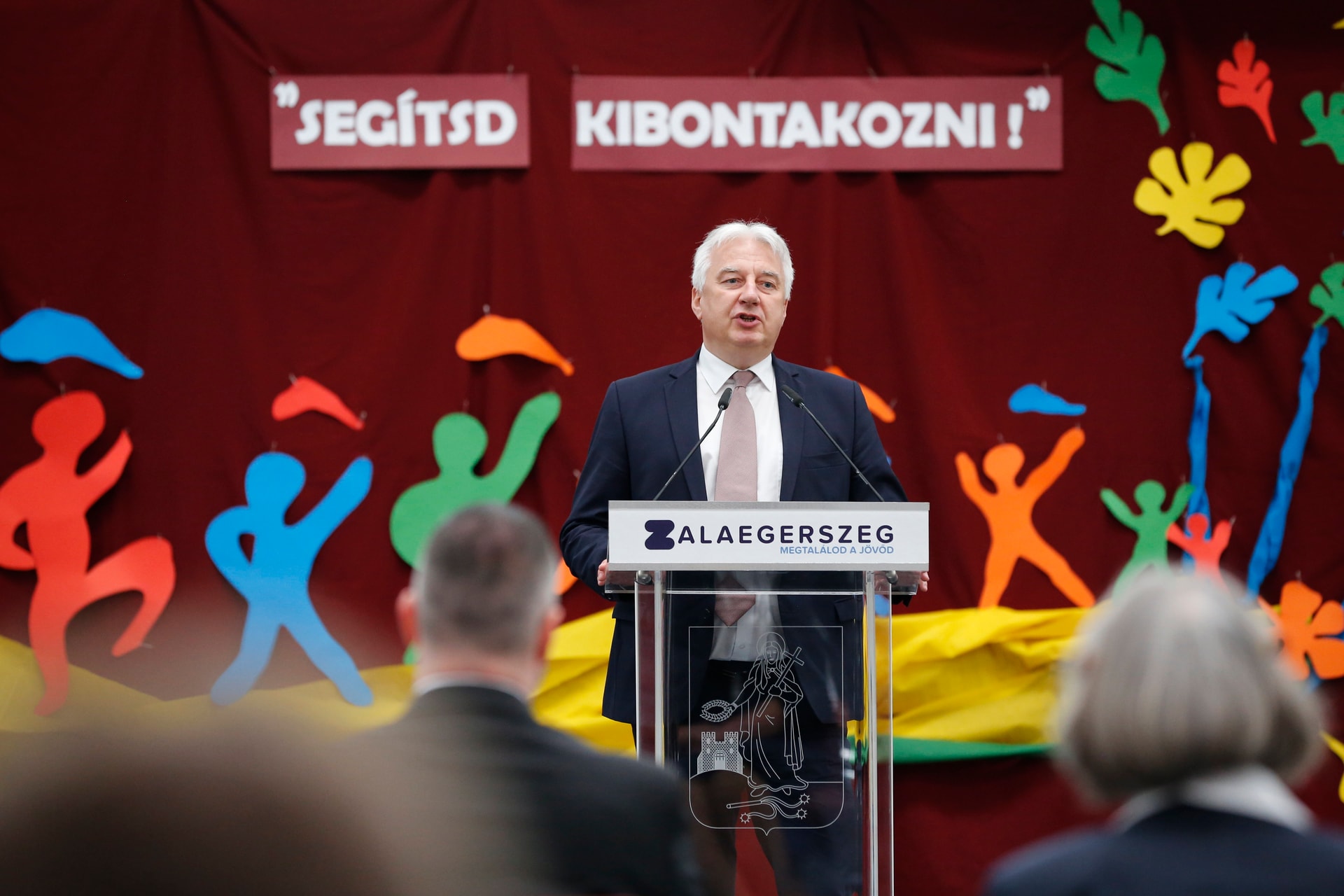 Semjén: Az egyházi iskolák az ember teljességét szolgálják