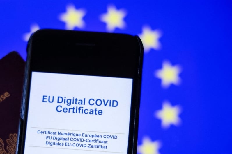 A kormány gőzerővel dolgozik az EU-s zöld útlevél kiadásán