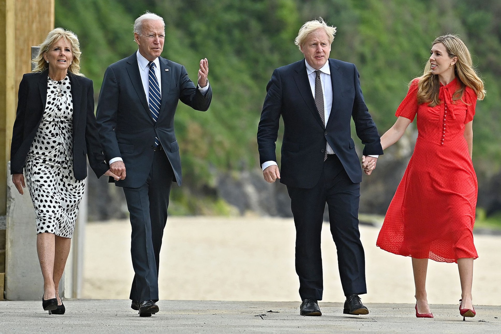 Kettős nyomás nehezedik Boris Johnsonra