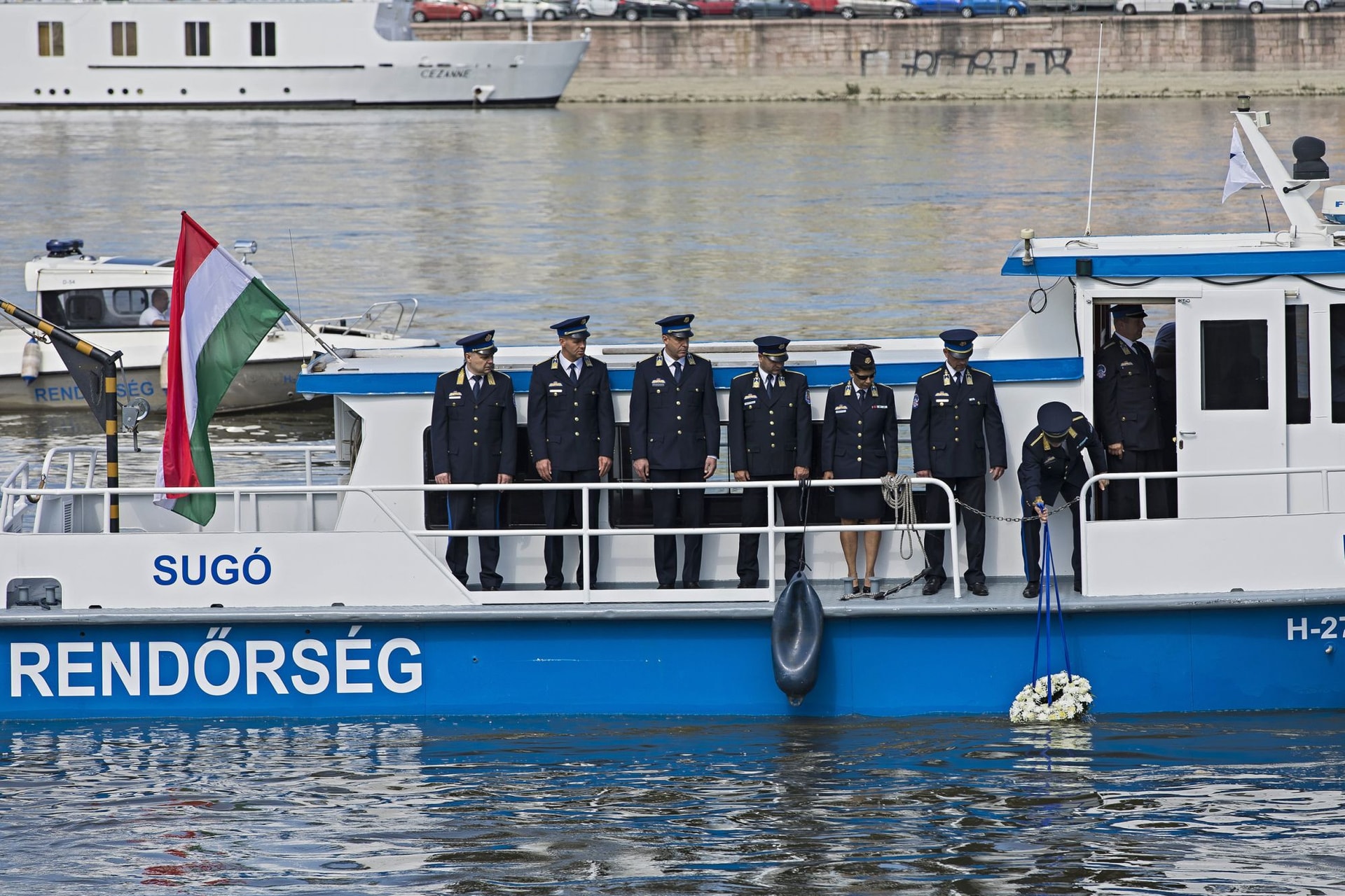 Főhajtás és koszorúzás az áldozatok emlékére