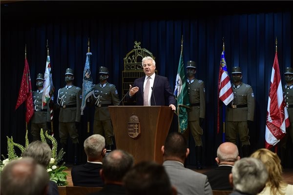 A nemzeti lét és az egyházakhoz való tartozás erősíti egymást