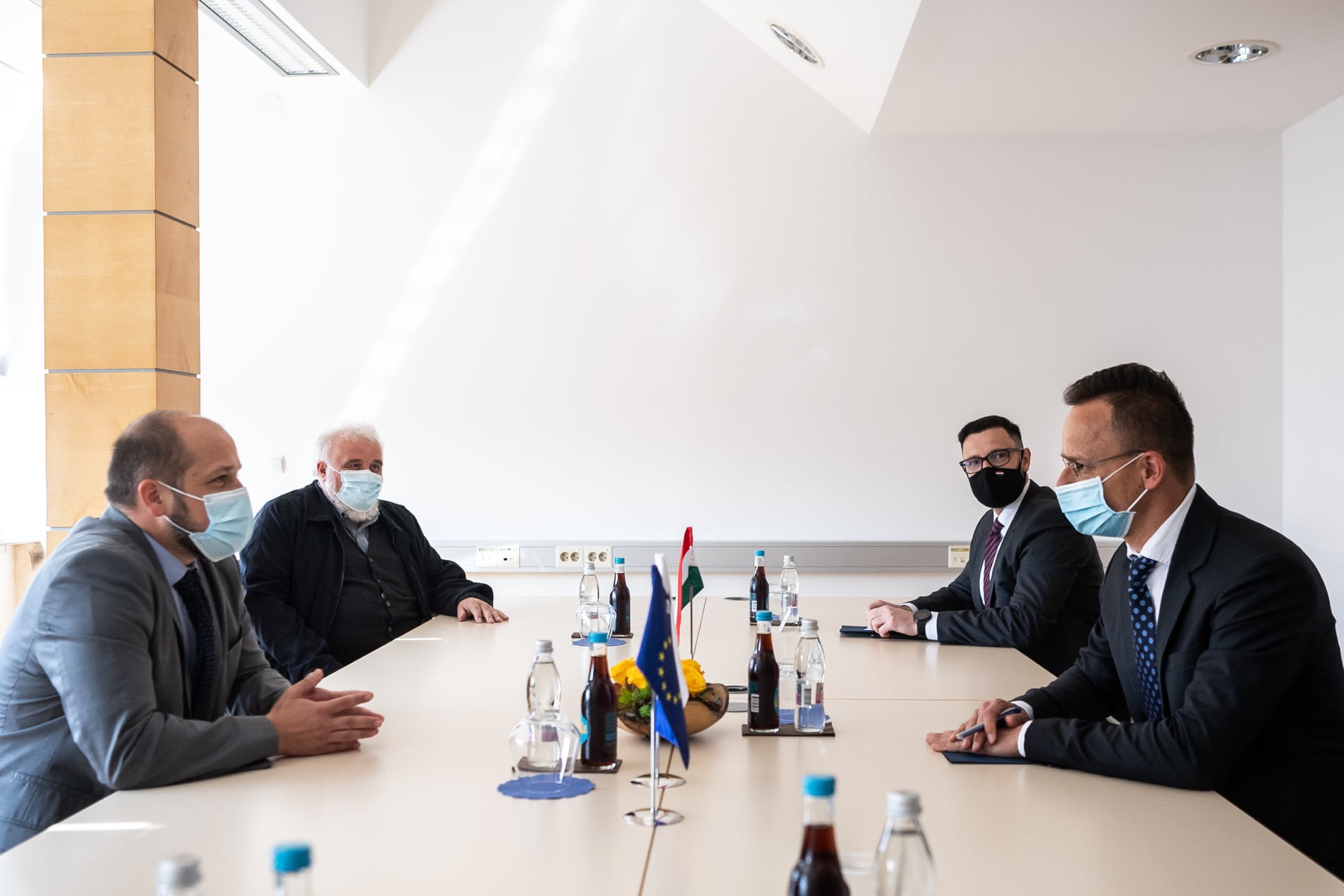 Magyarország  háromszázezer adag AstraZeneca-vakcinát adott kölcsön Szlovéniának