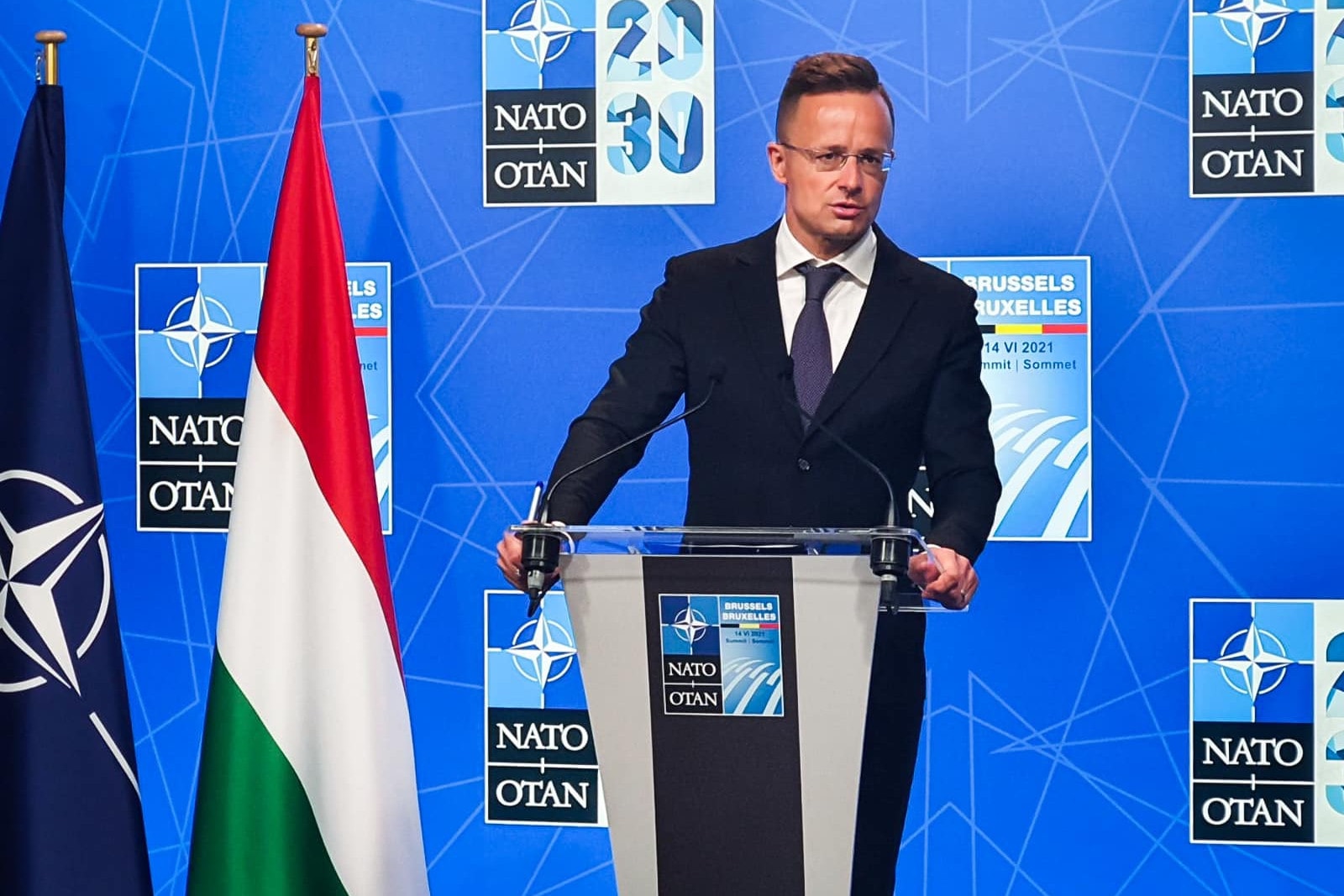 Szijjártó: A migráció kérdésével komolyan kell foglalkozni, nehogy baj legyen