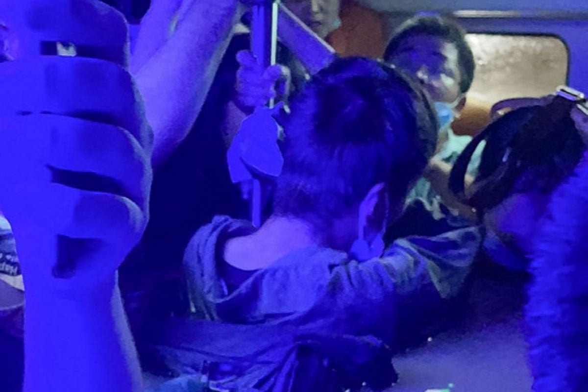 Mellkasig  ért a víz a kínai  metróban