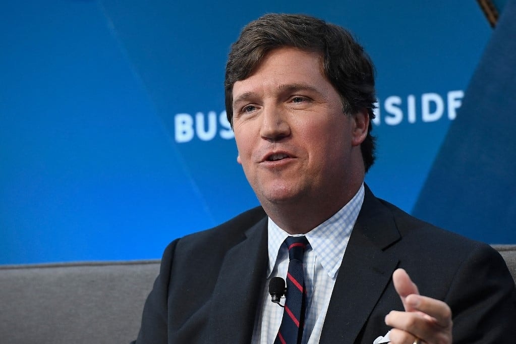 Tucker Carlson elhagyja a Fox Newst