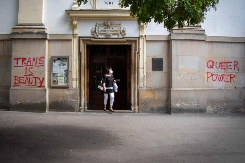 LGBTQ-vandalizmus pozsonyi egyházi épületek ellen