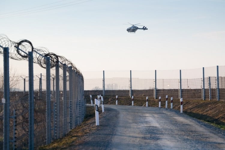 Még mindig jönnek és határt sértenek