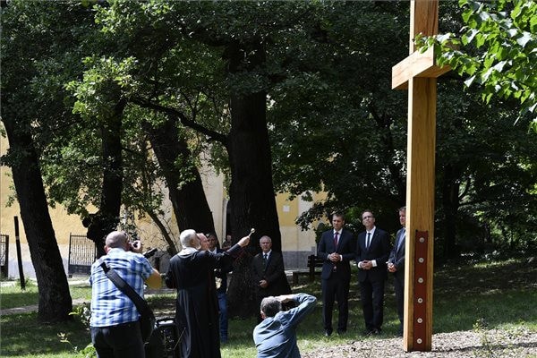 Eucharisztikus emlékkeresztet avattak a makkosmáriai kegyhelynél