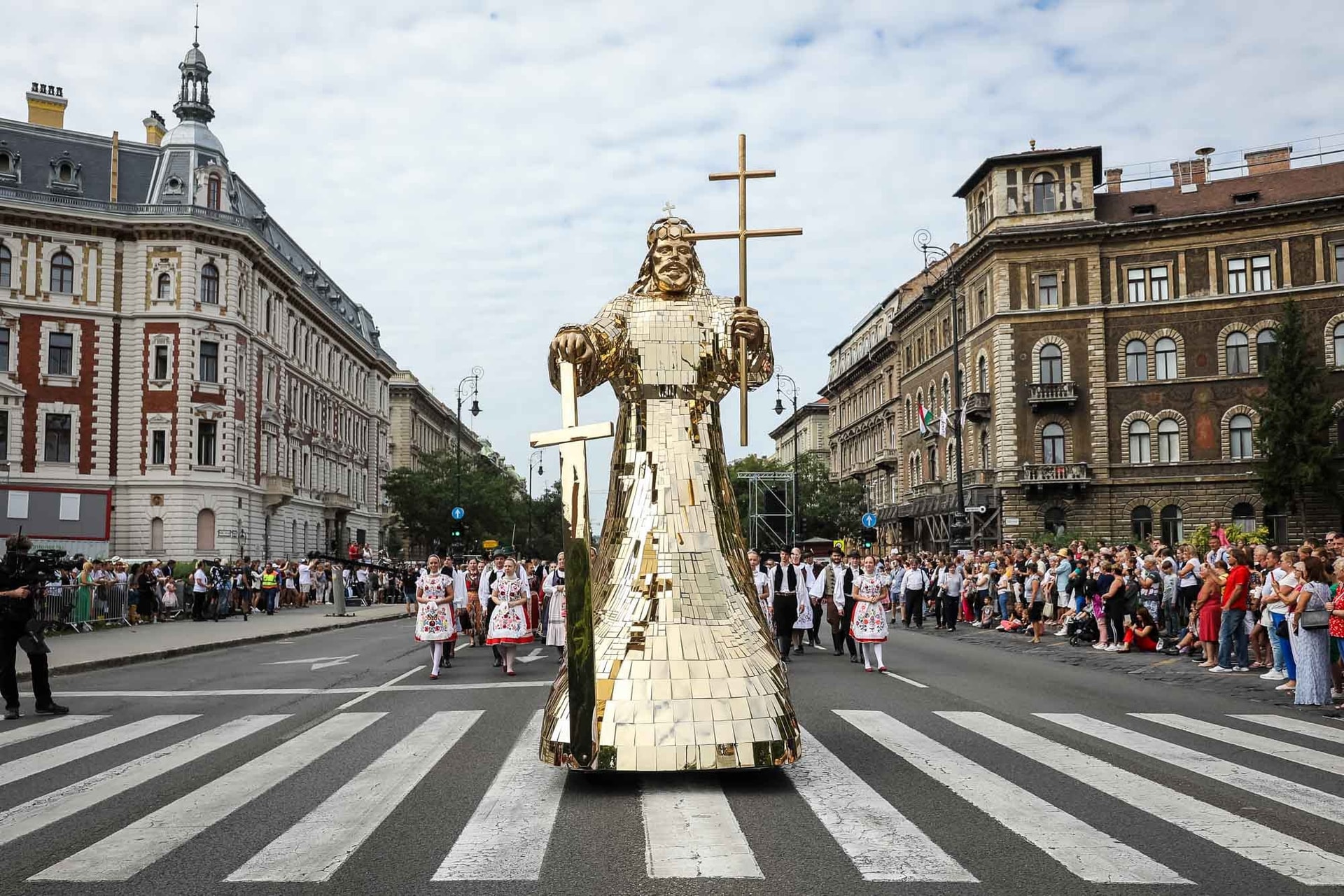 Grandiózus felvonuláson mutatták be az államalapítást