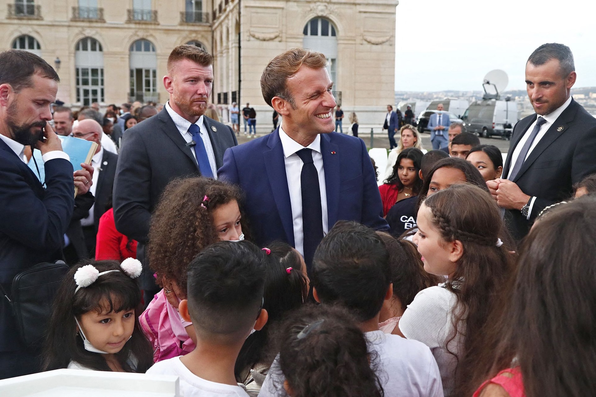 Macron Marseille kegyeit keresi