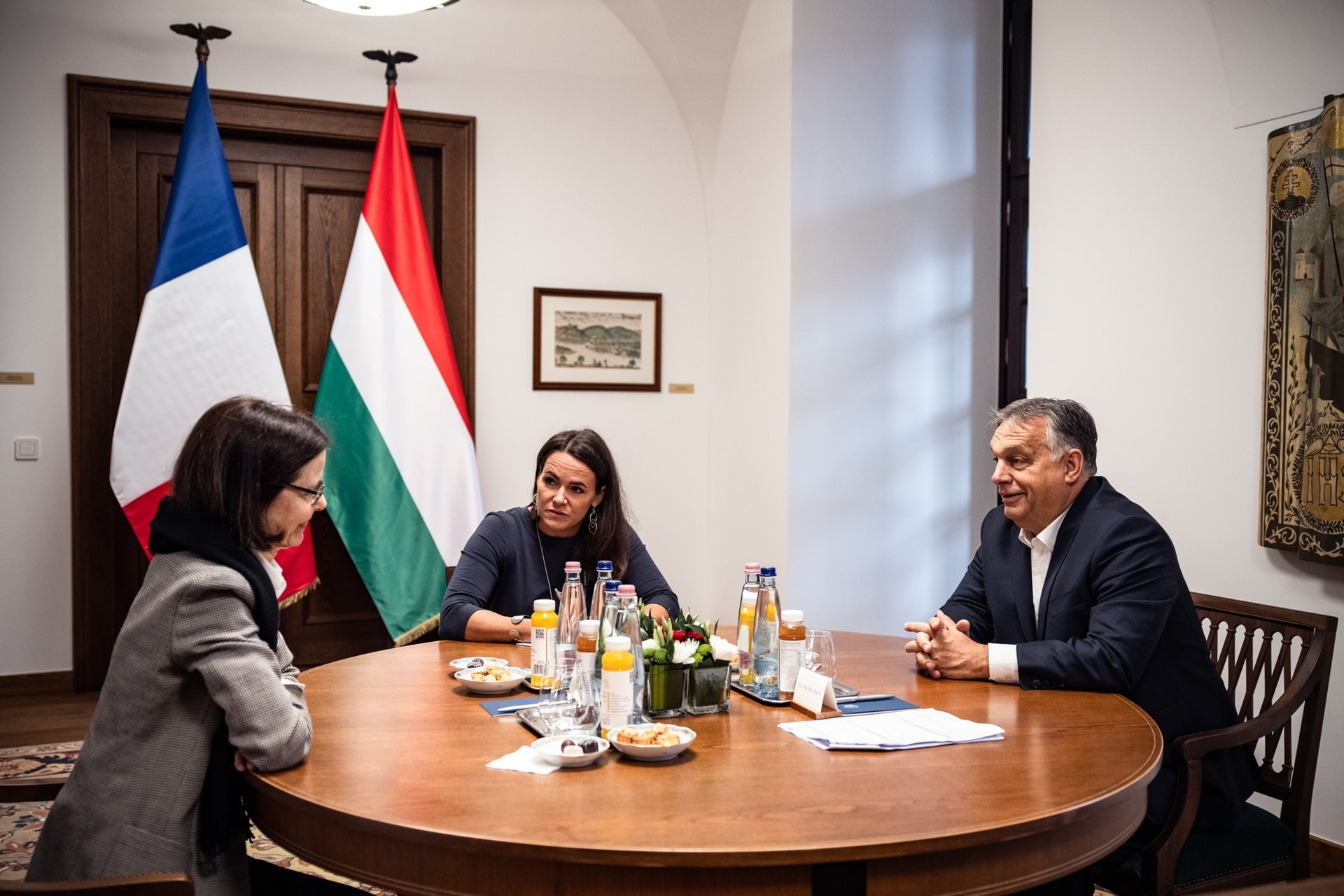 Orbán Viktor és Novák Katalin a francia nagykövettel egyeztetett