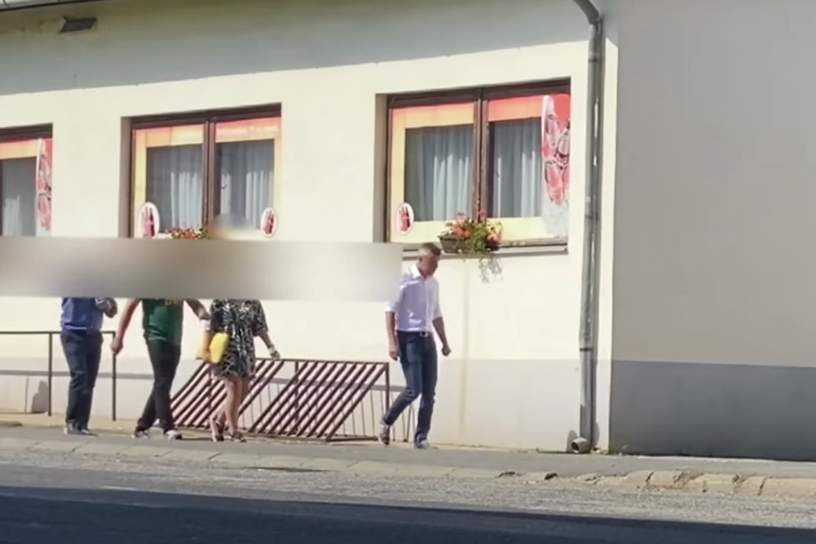 Újabb videó bizonyítja, Jakab Péter hazudott arról, hogy nincsenek testőrei