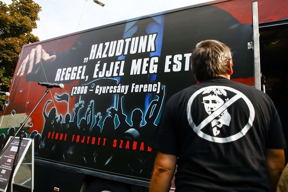Útjára indult a vándorkiállítás a Gyurcsány-terror rémtetteiről