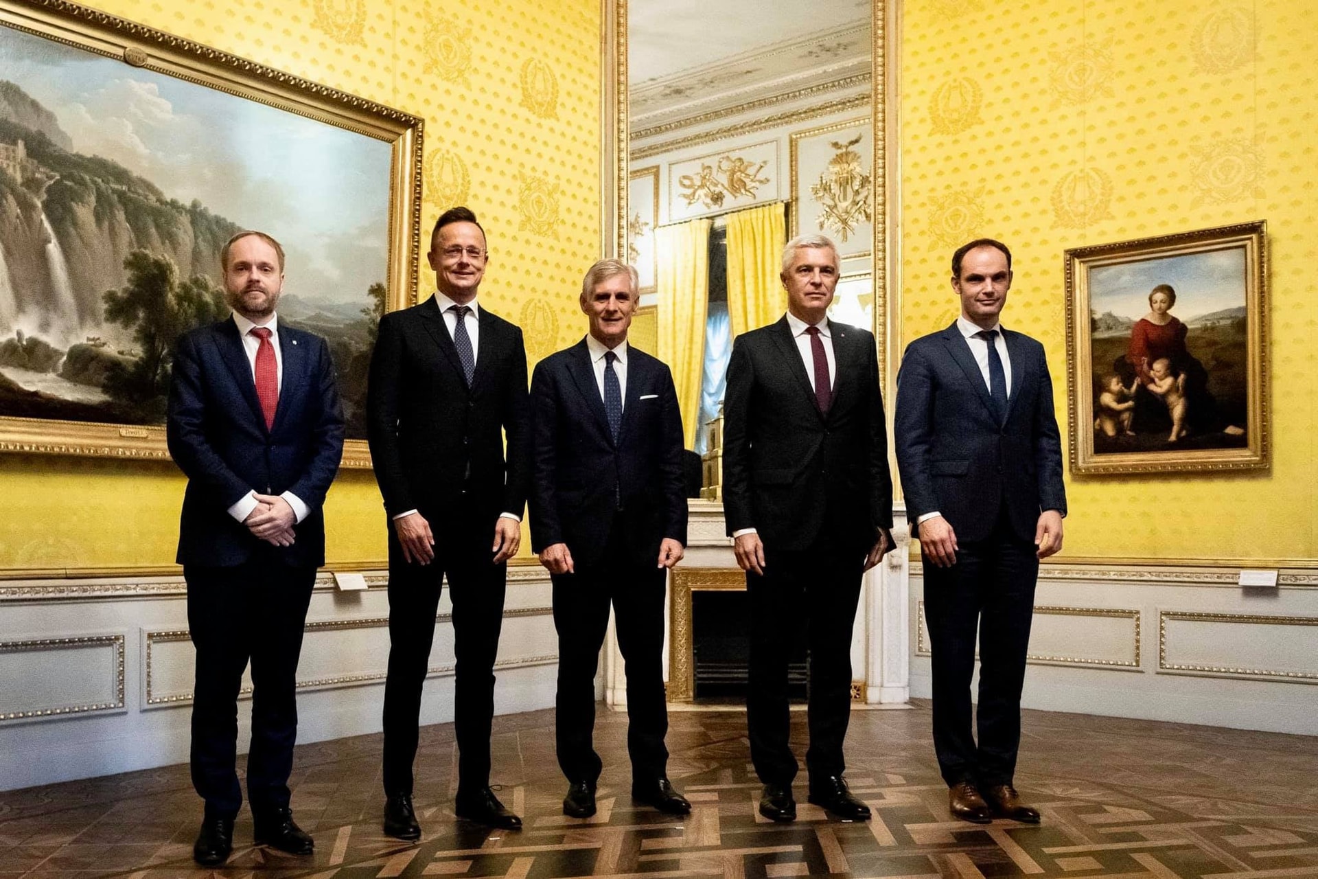 Szijjártó: A lengyel kormányt is sikeres hazafias politikája miatt támadják