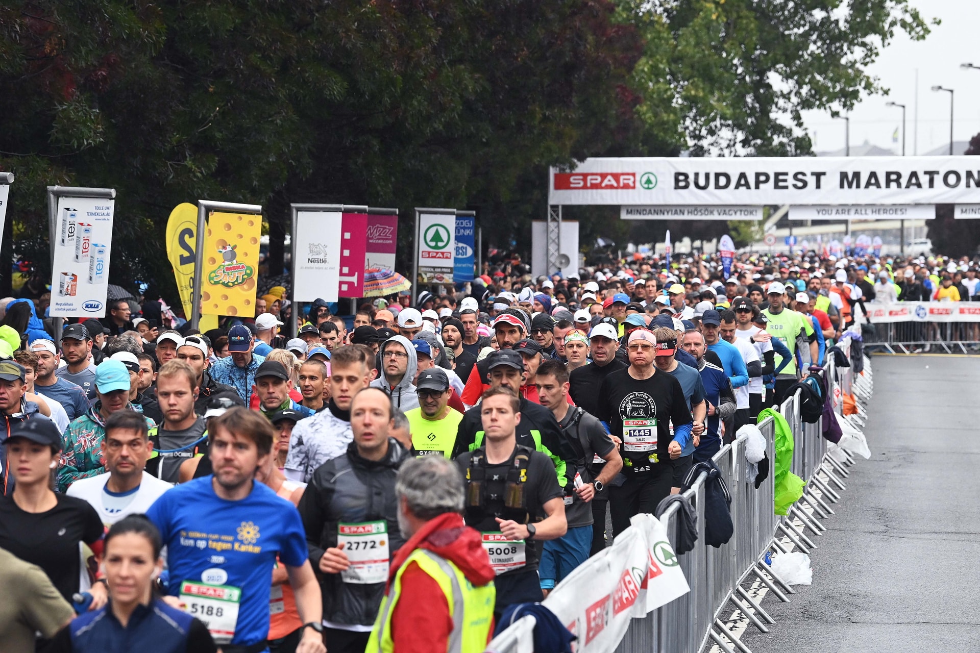 Az eső sem tartotta vissza a futókat a Budapest Maratonon