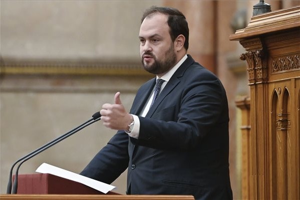A szülők tudta nélkül ne lehessen érzékenyítő programokat szervezni a gyermekeknek