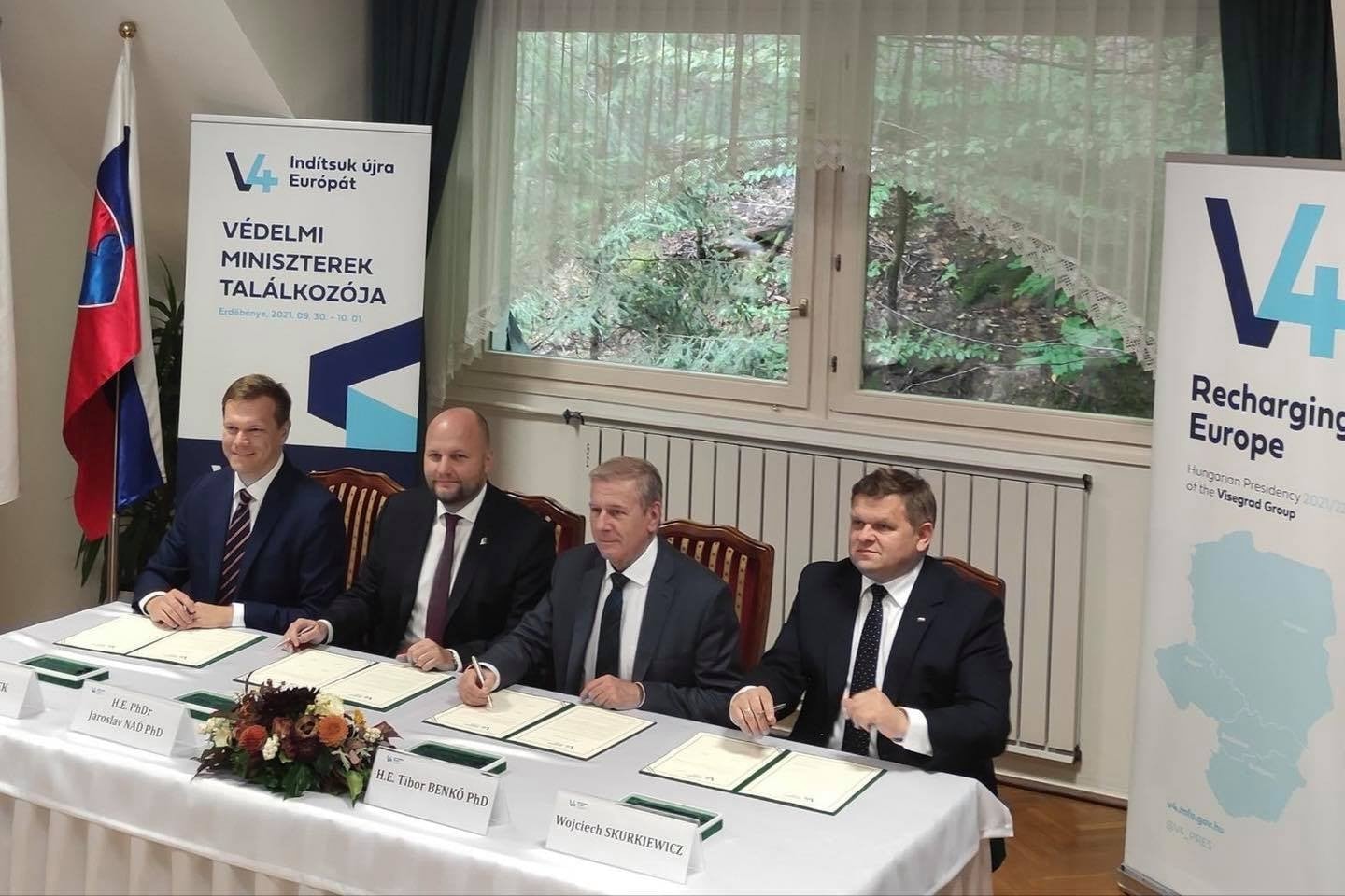 Katonai kihívásokról egyeztettek a V4-ek