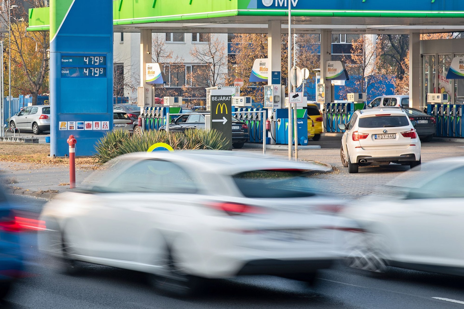 Követelte, most pedig ellenzi a baloldal a rögzített benzinárat