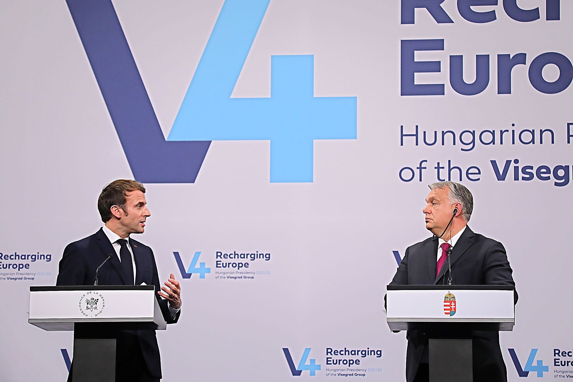 Macronnak érdeke a jó viszony Orbánnal