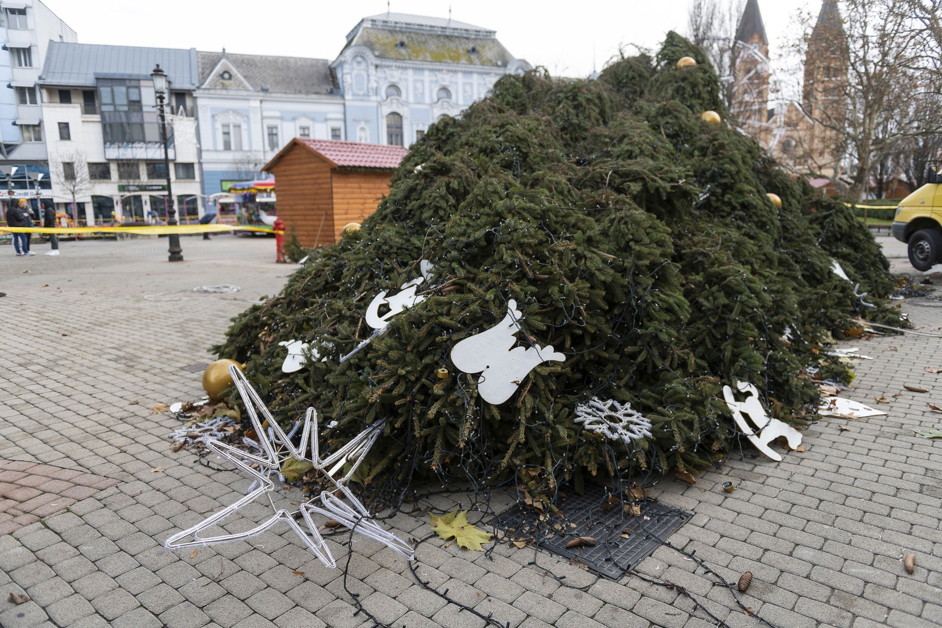 Fákat döntött, épületeket rongált a vihar
