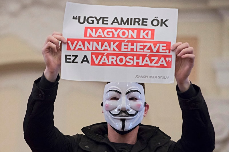 Karácsonyék ellen tüntettek a Városházán