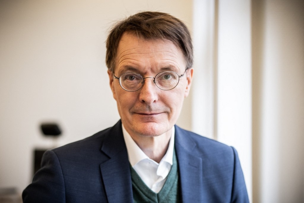 A német egészségügyi miniszter szerint kötelezővé kellene tenni a védőoltást
