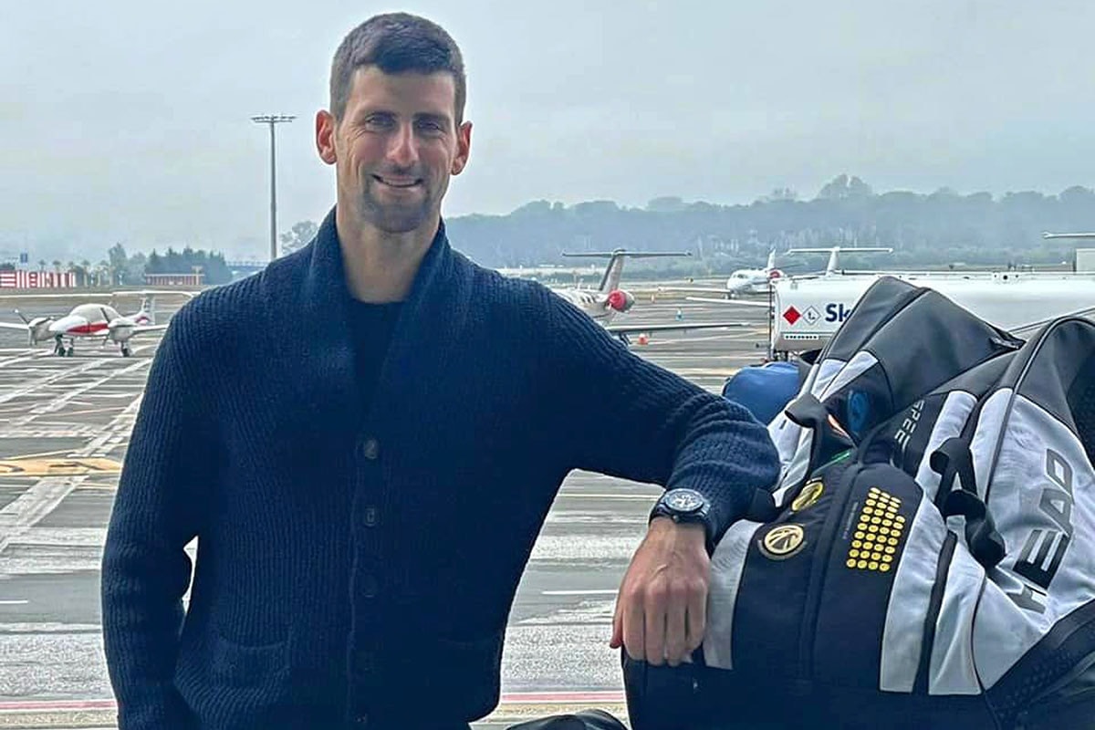 Megérkezett Novak Djokovics Melbourne-be, ahol a szerb világelső belépési engedélyre várt