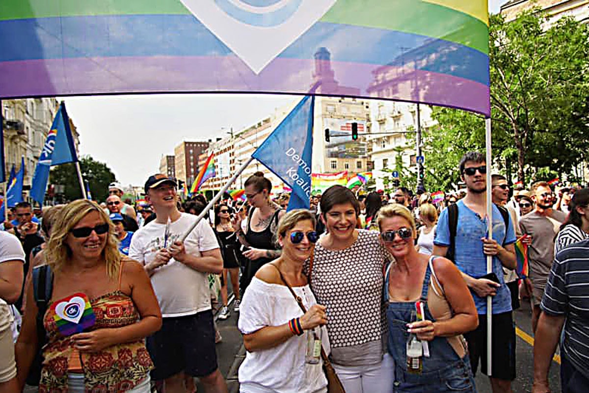 A baloldalon magasba emelték a szivárványos zászlót 
