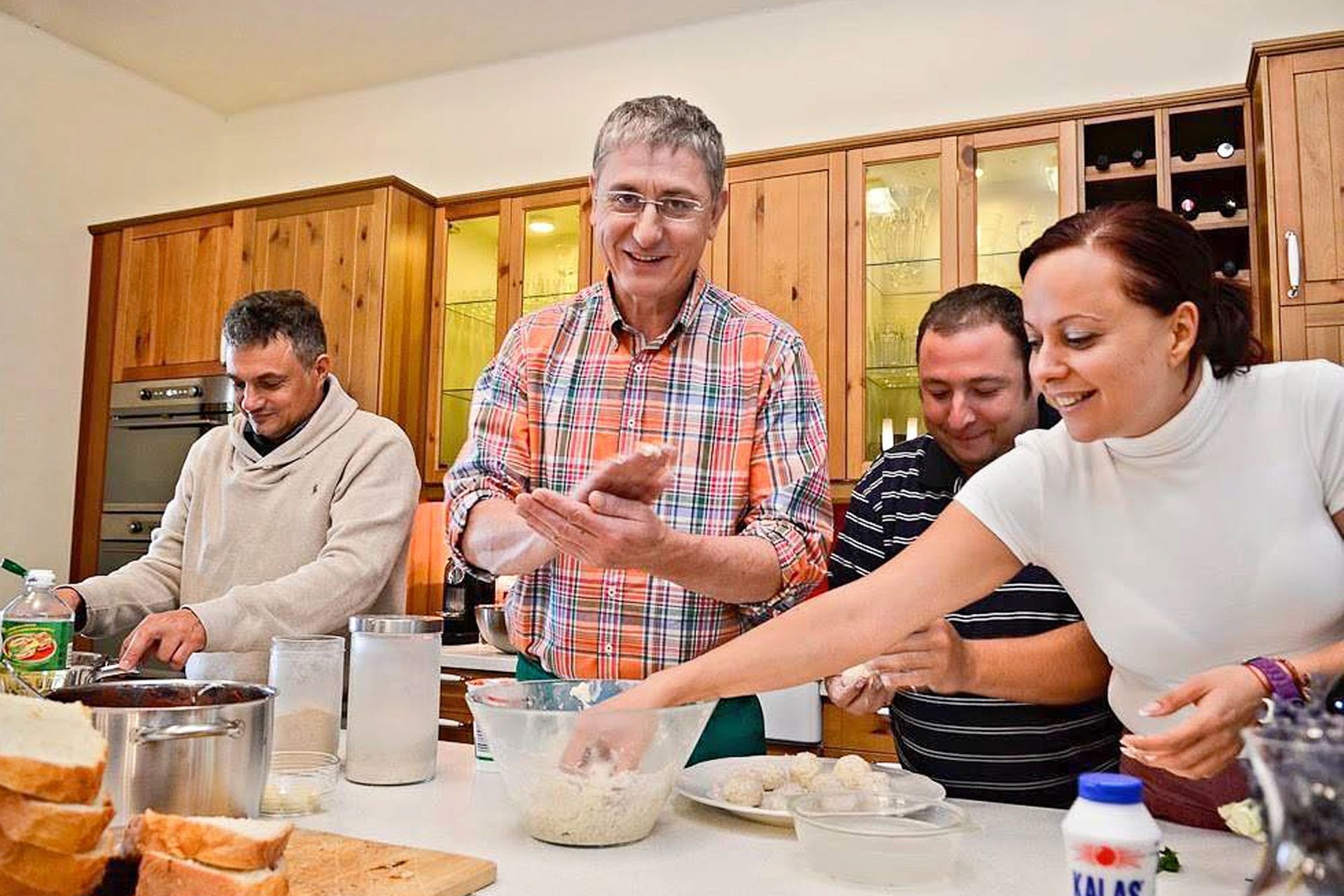 Főzés, pingpong, színházjegy: kínos balos aktivistatoborzás