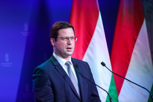 Gulyás Gergely: Semmilyen fegyverszállítmányt nem engedünk át