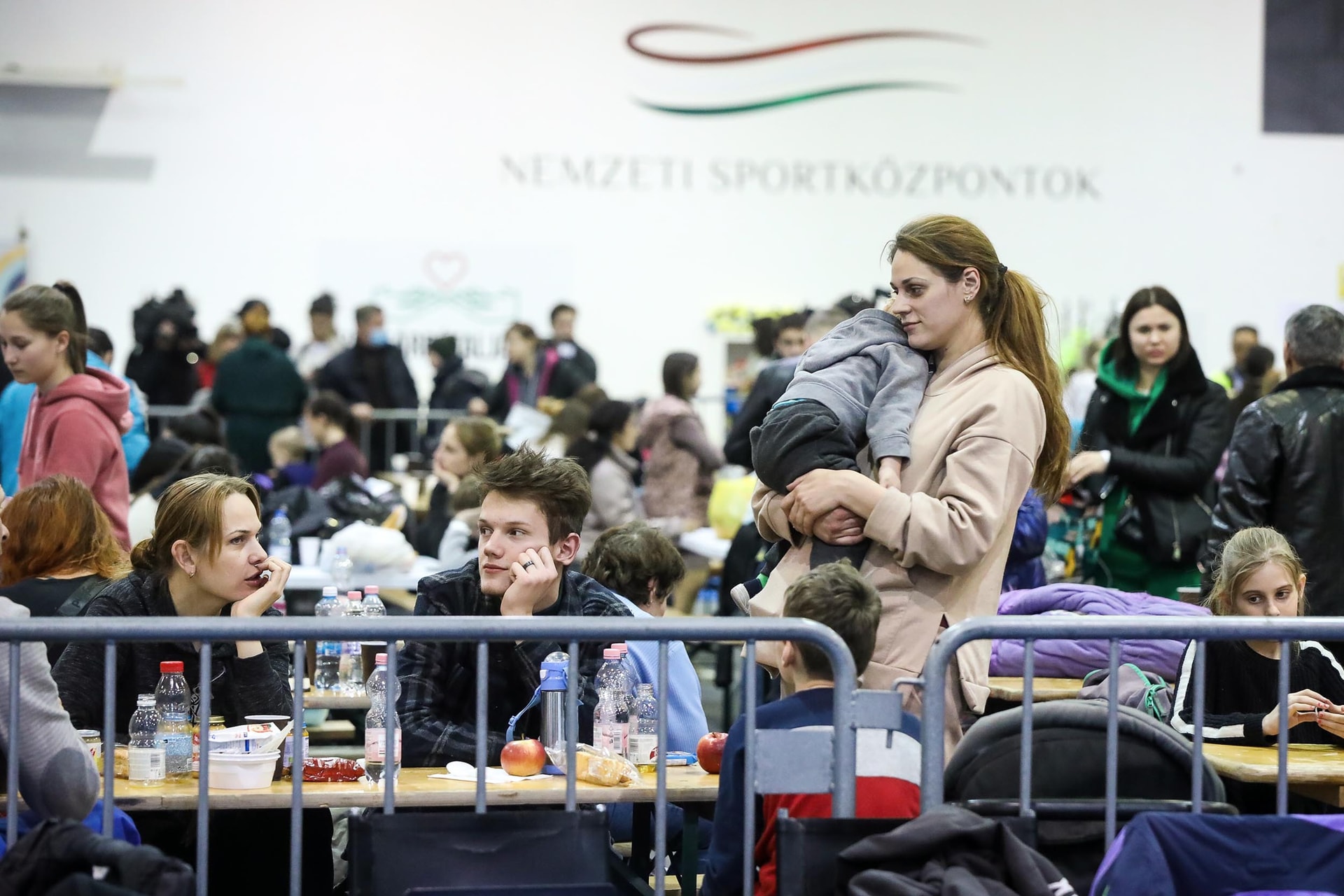 Mintegy 400 menekülőnek segítettek a humanitárius tranzitponton szerdán