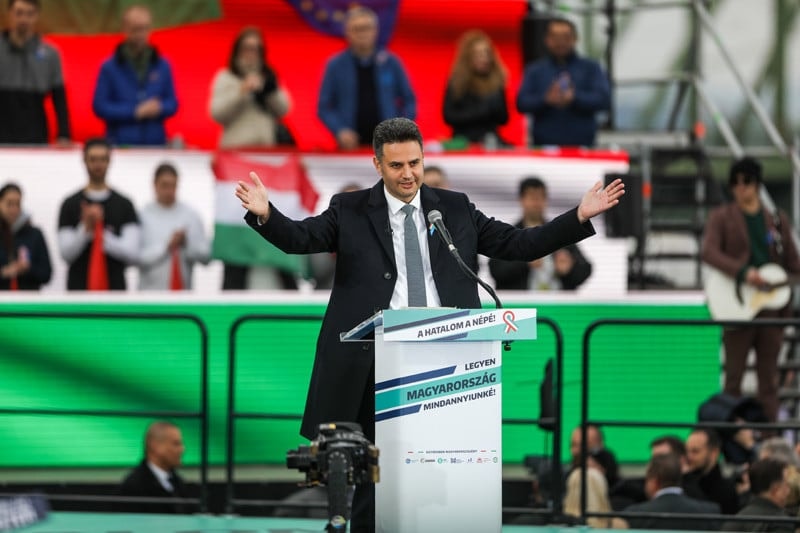 A baloldal küldene katonákat és fegyvereket a háborúba