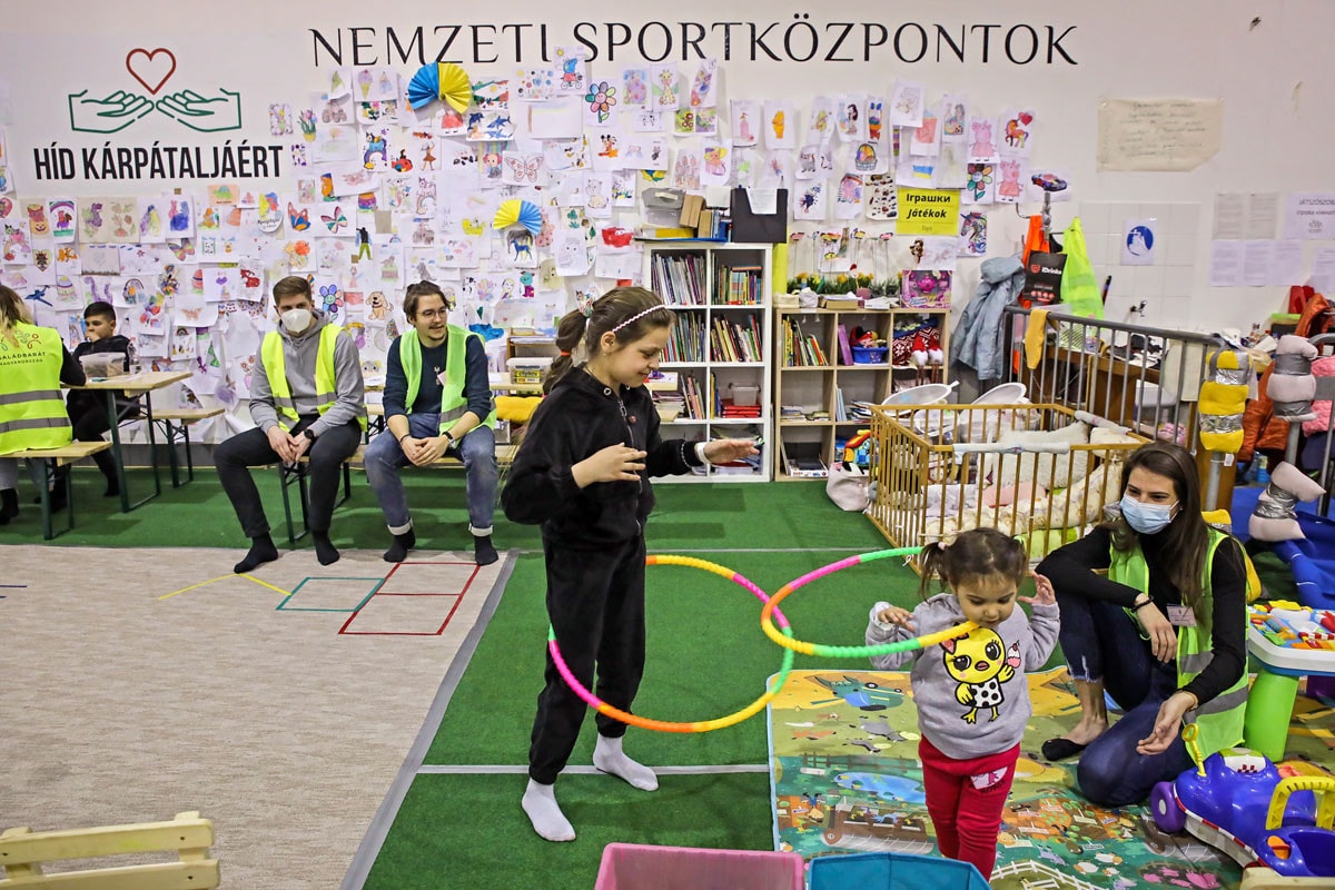 Az Ukrajnából menekülőknek orvosi ellátást, ételt, italt és gyereksarkot is biztosítanak