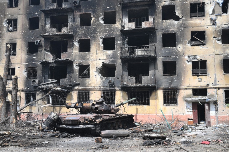 Hatalmas tömegsír húzódhat Mariupol közelében