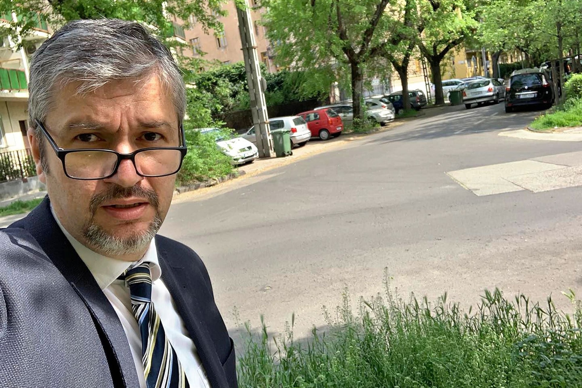 Hadházy a polgároktól kéreget