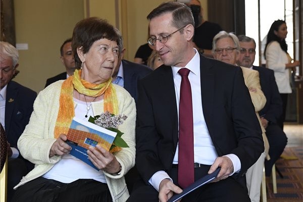 Varga Mihály: A versenyképesség a gazdaságpolitika központi kérdése