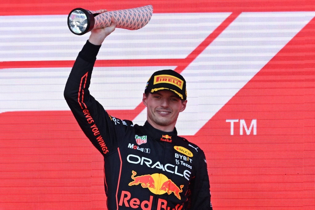 Verstappen győzött, mindkét Ferrari kiesett Bakuban