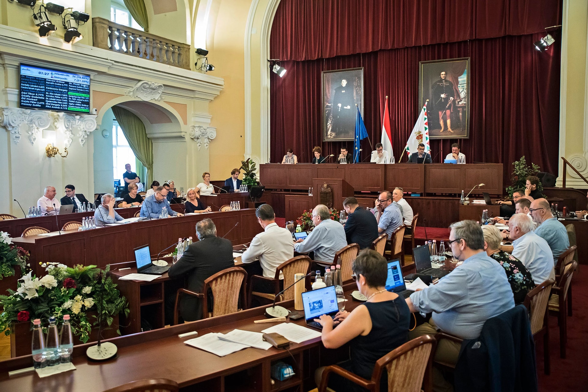 Brüsszeli szlogenek és sarcolás  a Városházán