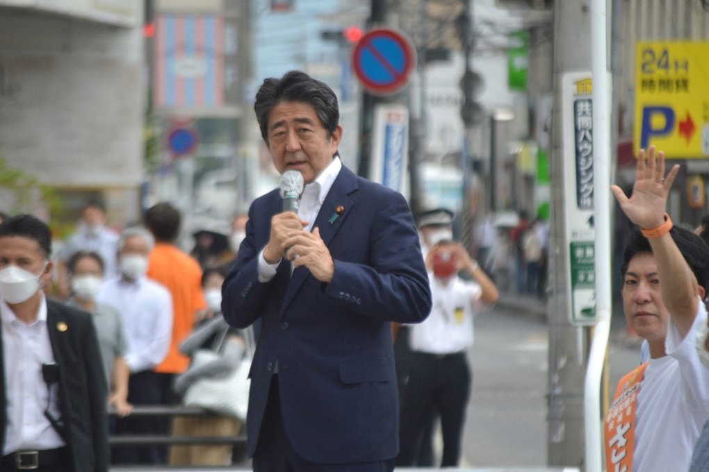 Belehalt sérüléseibe Abe Sindzó volt japán miniszterelnök