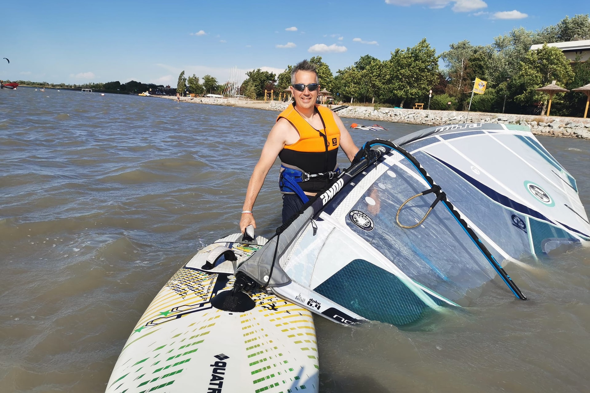 Abszurd baloldali ötlet: parkolási díj robogósoknak