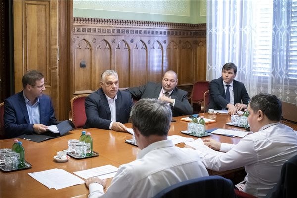 A rezsicsökkentés megvédéséről tanácskoztak a parlamentben