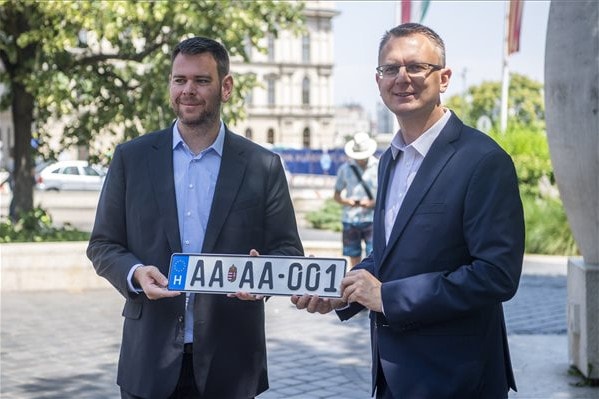 A Közlekedési Múzeum őrzi meg az első új formátumú rendszámot