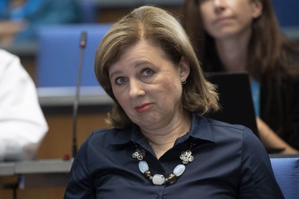 Az EU-biztos a Magyarországnak járó források újbóli zárolásával fenyeget